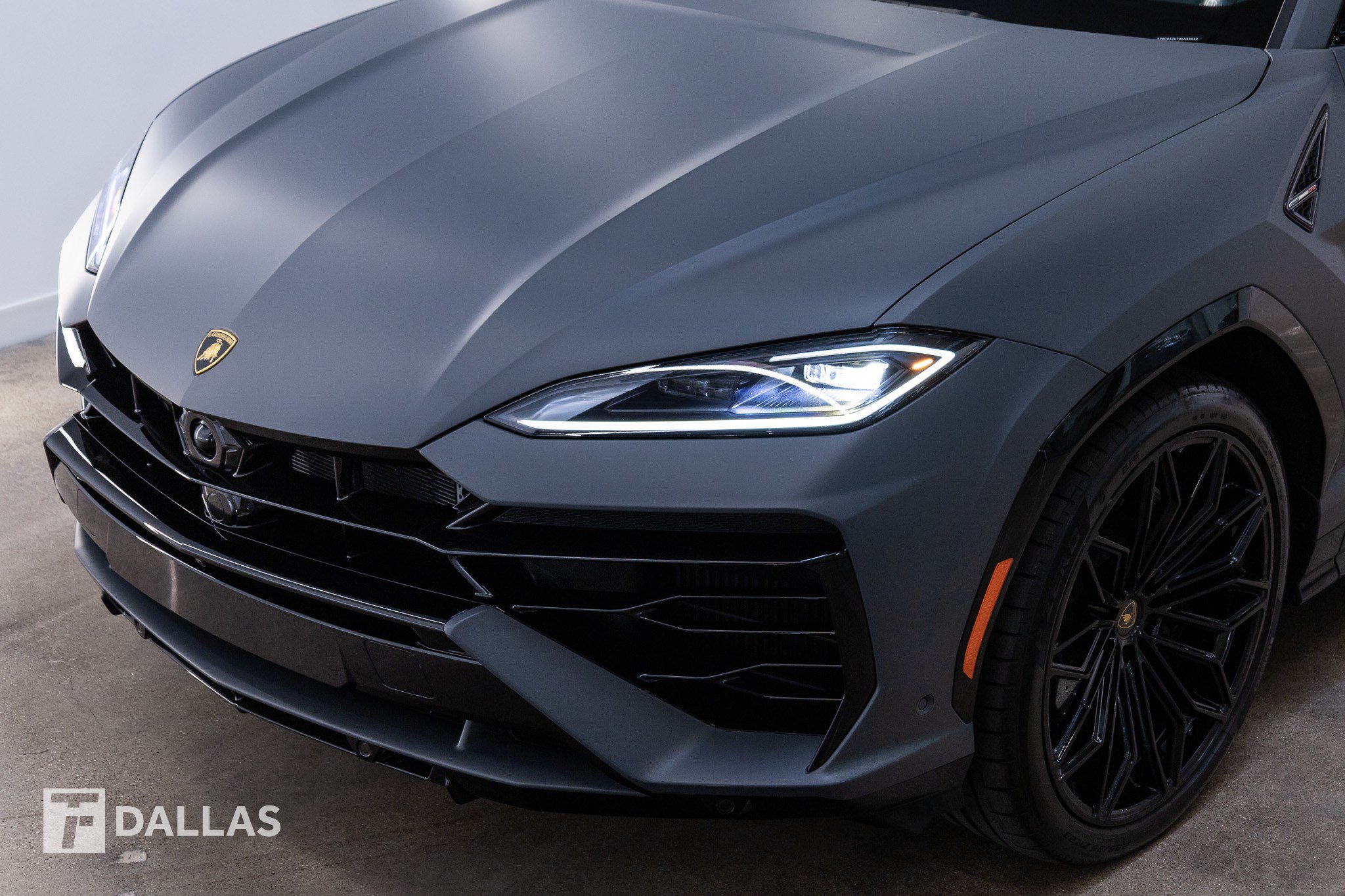 Used 2025 Lamborghini Urus SE AWD/4WD image 3