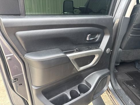 Used 2018 Nissan Titan PRO-4X w/ Pro-4x Convenience Package AWD/4WD image 15