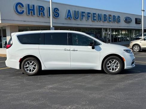 Used 2024 Chrysler Pacifica Touring-L FWD image 1