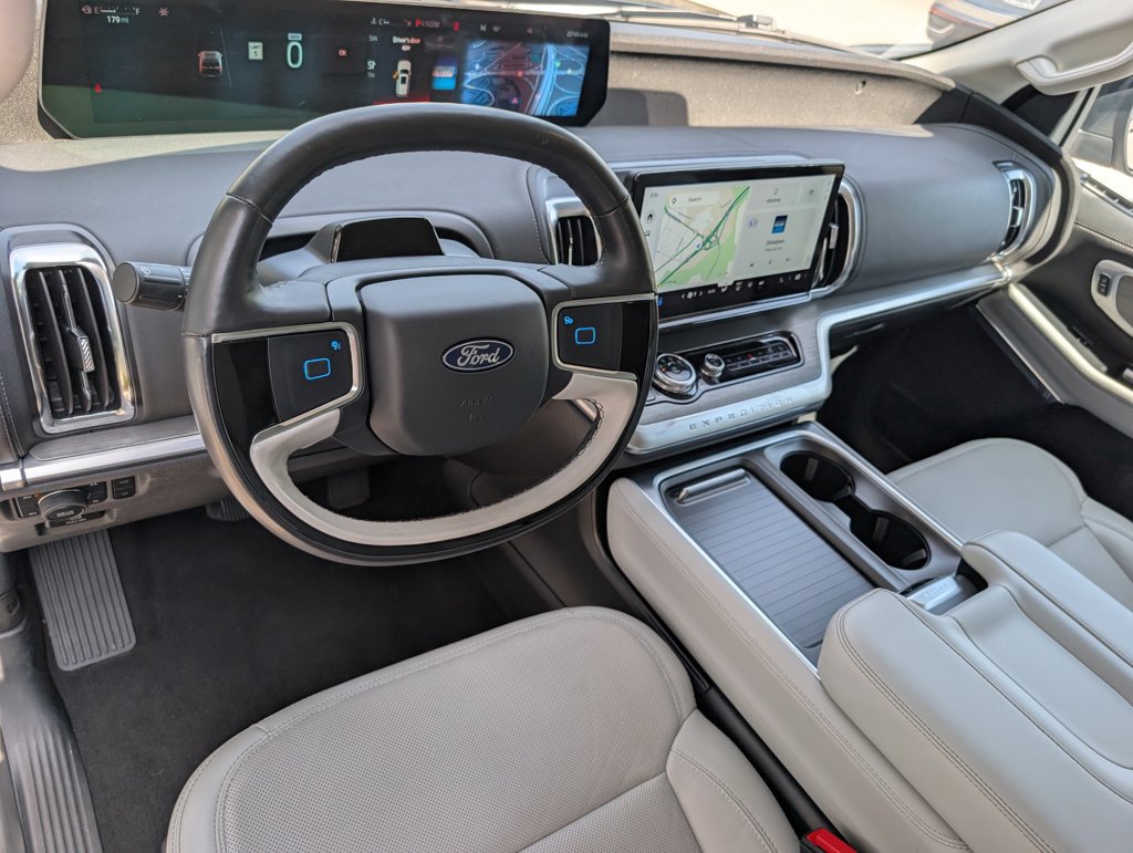 Used 2025 Ford Expedition Platinum w/ Driver's Package AWD/4WD image 4