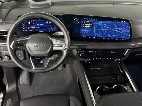 Used 2025 Chevrolet Suburban Z71 image 12