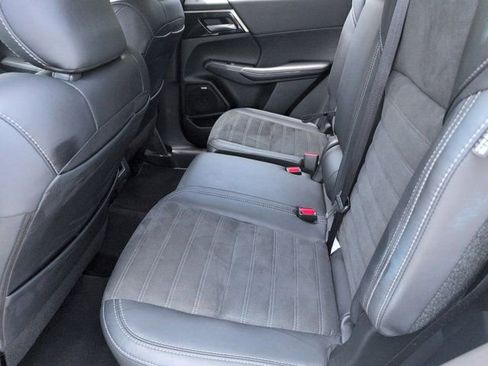 Used 2025 Mitsubishi Outlander SE FWD image 28