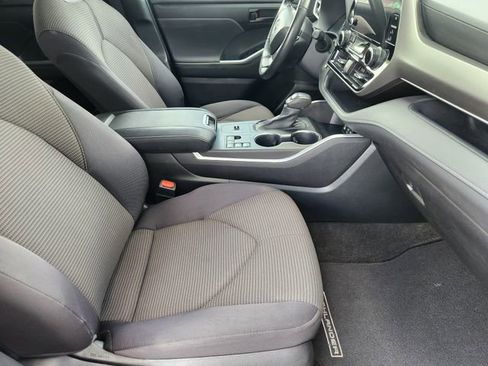 Used 2023 Toyota Highlander LE FWD image 10