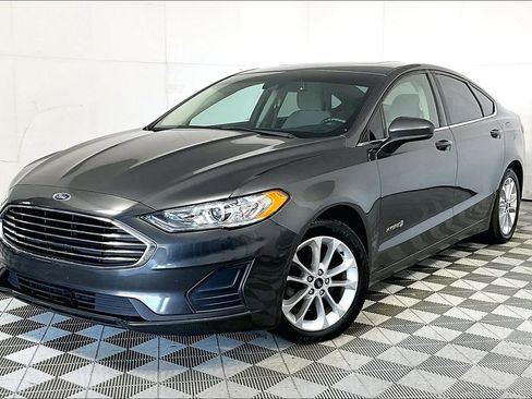 Used 2019 Ford Fusion SE image 2