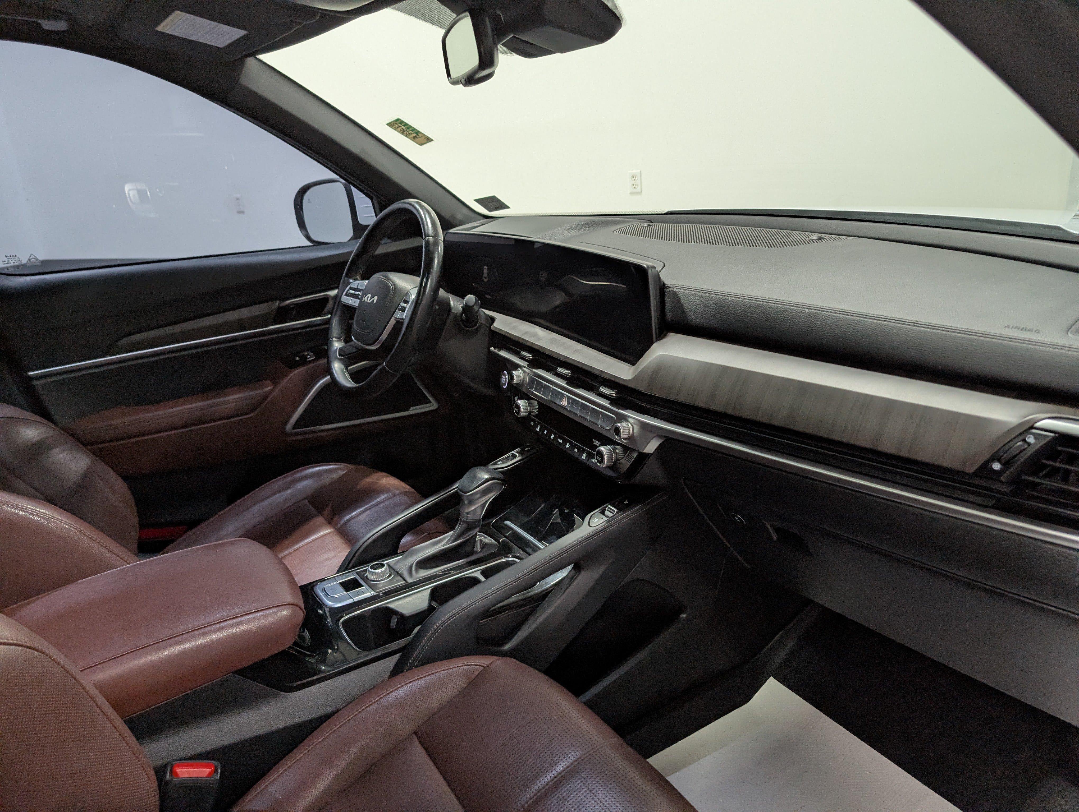 Used 2024 Kia Telluride EX w/ EX Captain's Chair Package AWD/4WD image 15