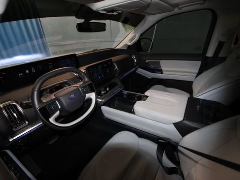 Used 2025 Ford Expedition Platinum w/ Platinum Ultimate Package image 2