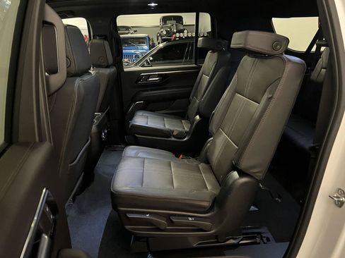 Used 2025 Chevrolet Suburban High Country AWD/4WD image 33