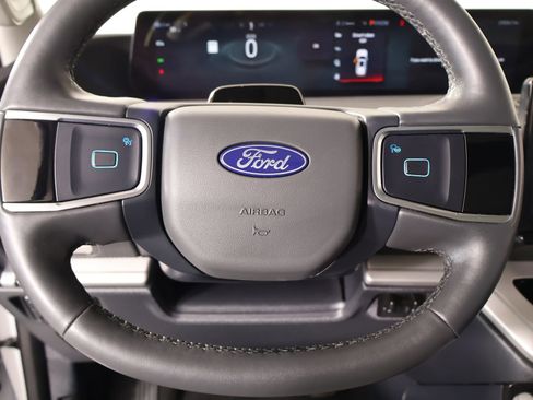 Used 2025 Ford Expedition Active AWD/4WD image 3