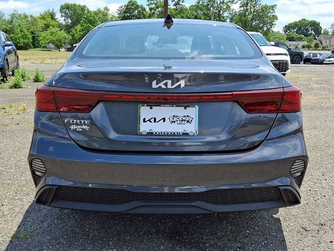 Certified 2022 Kia Forte LXS FWD image 5