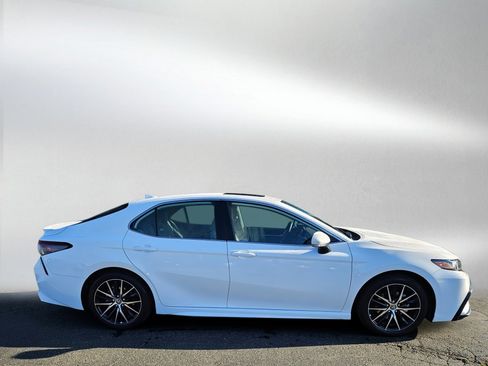 Used 2024 Toyota Camry SE image 2