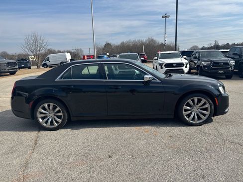 Used 2018 Chrysler 300 Touring w/ Chrome Appearance Package image 4