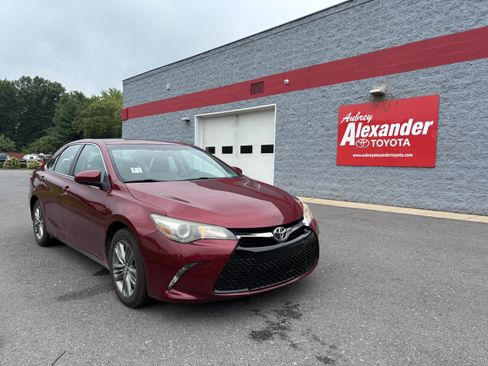 Used 2015 Toyota Camry SE w/ Moonroof Package FWD image 1