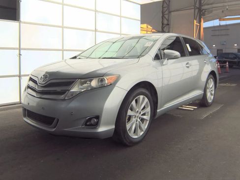 Used 2015 Toyota Venza LE FWD image 1