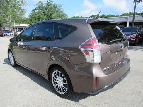 Used 2017 Toyota Prius V Five FWD image 5