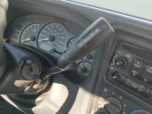 Used 2000 Chevrolet Silverado 1500 LS w/ Firm Ride Suspension Pkg AWD/4WD image 14