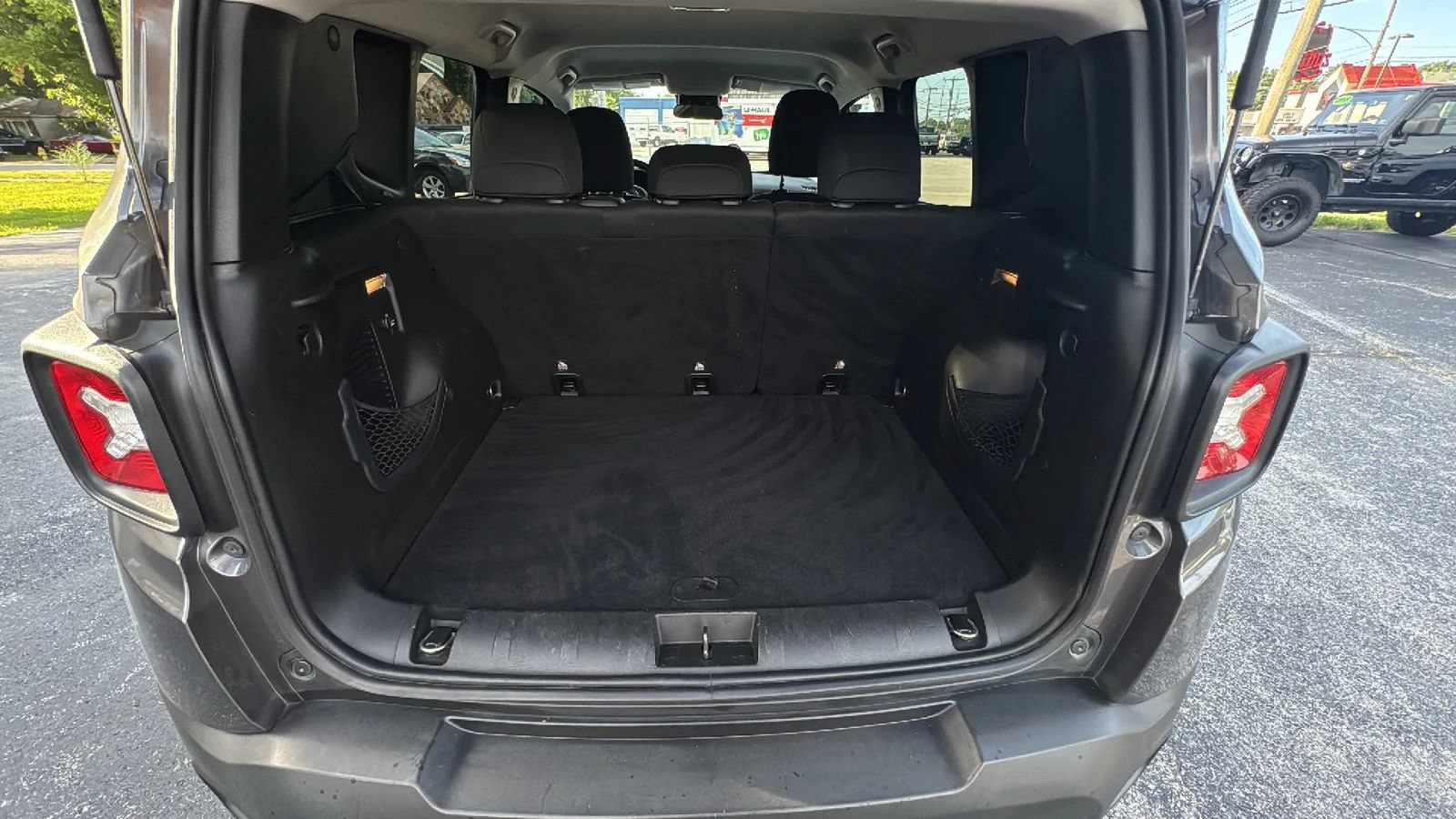 Used 2017 Jeep Renegade Latitude FWD image 20