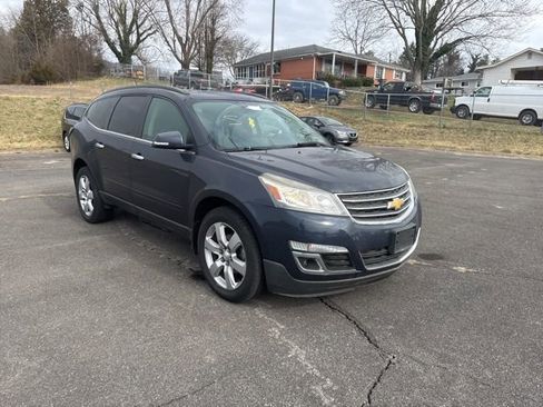 Used 2016 Chevrolet Traverse LT w/ Style and Technology Package FWD image 2