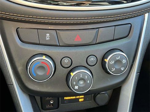 Certified 2022 Chevrolet Trax LT w/ LT Convenience Package image 29