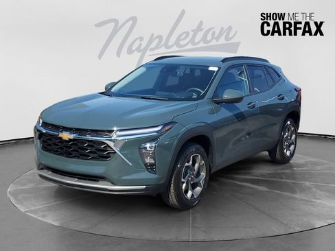 Used 2025 Chevrolet Trax LT FWD image 1