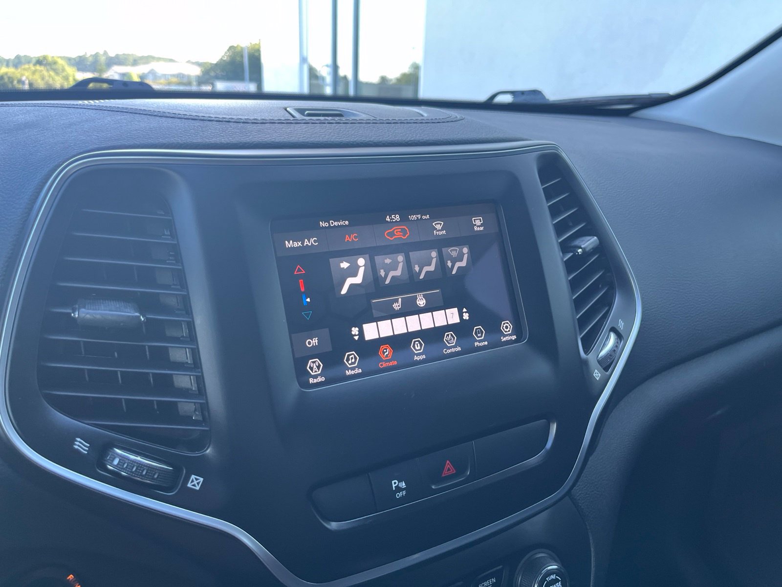 Used 2019 Jeep Cherokee Latitude Plus w/ Cold Weather Group AWD/4WD image 25