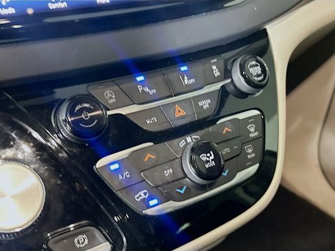 Used 2023 Chrysler Pacifica Touring-L image 22