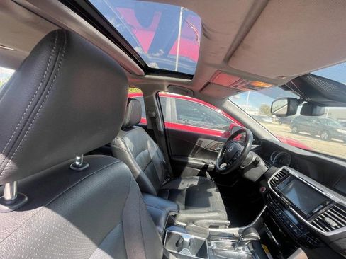 Used 2017 Honda Accord Touring image 3