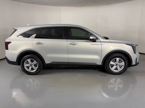 New 2026 Kia Sorento LX image 9