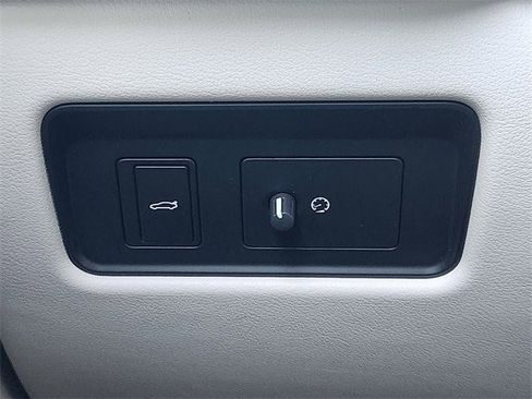 Used 2024 Jaguar XF R-Dynamic SE image 17