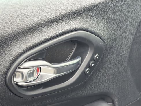 Used 2019 Jeep Cherokee Limited image 19