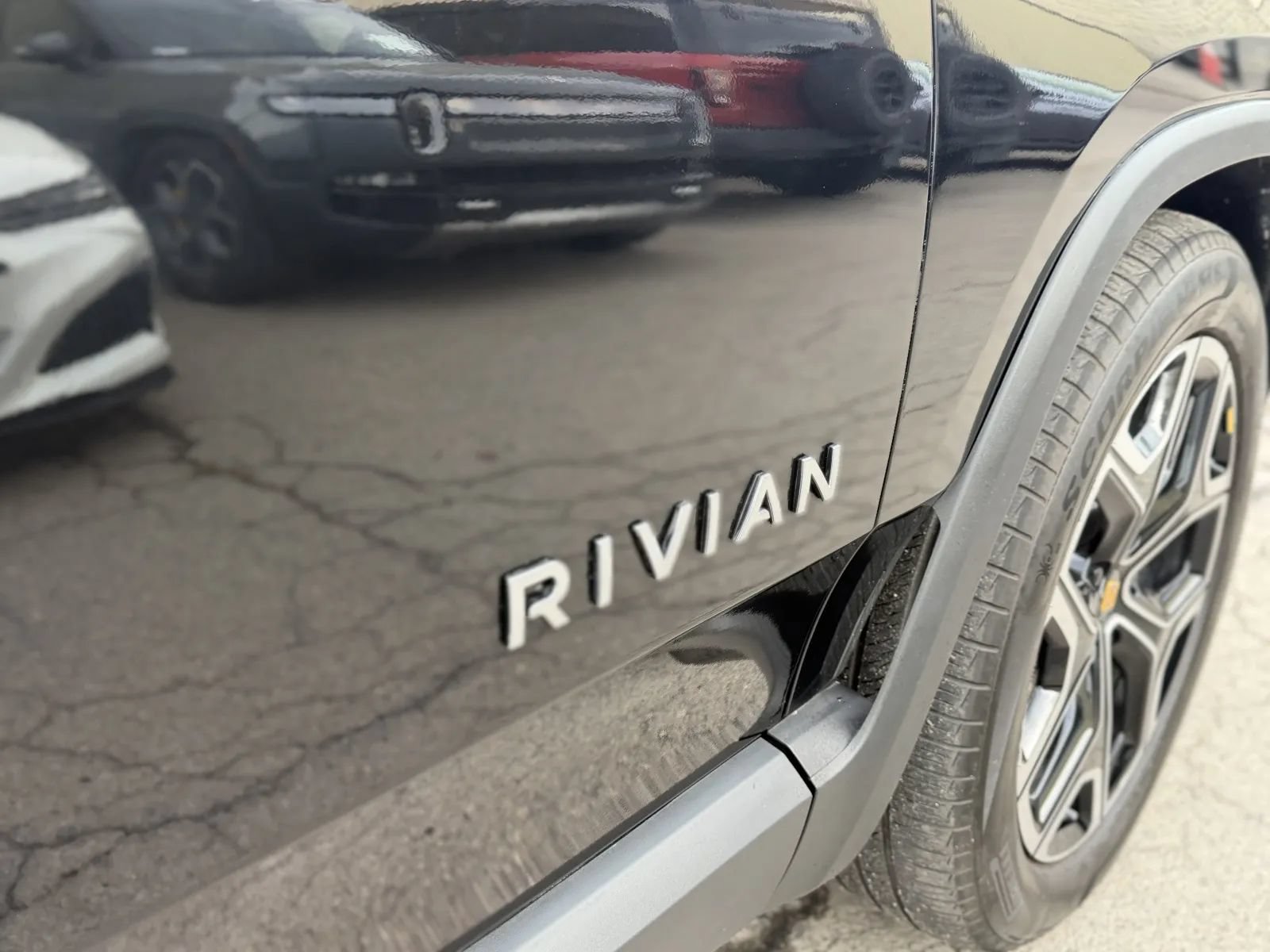 Used 2025 Rivian R1S Adventure Dual AWD/4WD image 45