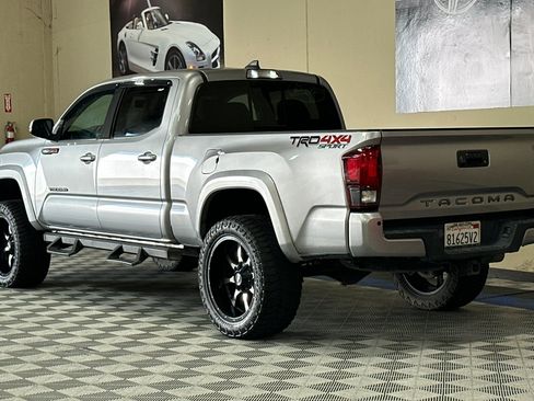 Used 2019 Toyota Tacoma TRD Sport w/ Technology Package AWD/4WD image 6