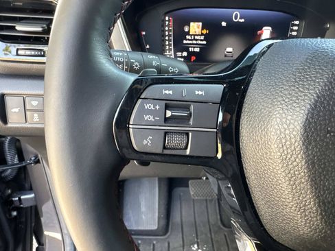 Used 2025 Honda Pilot Black Edition image 32