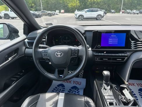 Used 2025 Toyota Camry SE FWD image 18