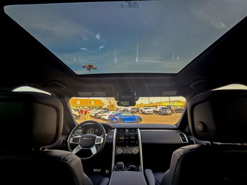 Used 2025 Land Rover Discovery Dynamic SE image 27