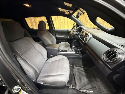 Used 2017 Toyota Tacoma TRD Off-Road AWD/4WD image 16