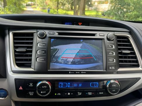 Used 2017 Toyota Highlander XLE AWD/4WD image 19