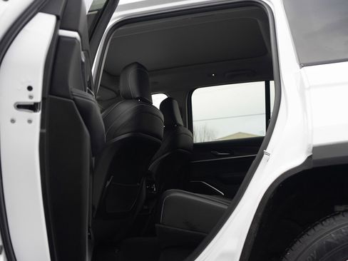 Used 2022 Jeep Grand Cherokee Limited image 25