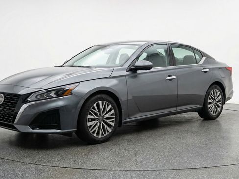 Used 2025 Nissan Altima 2.5 SV image 3