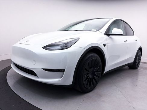 Used 2023 Tesla Model Y Long Range image 11