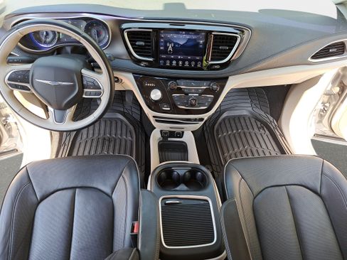 Used 2018 Chrysler Pacifica Limited FWD image 9