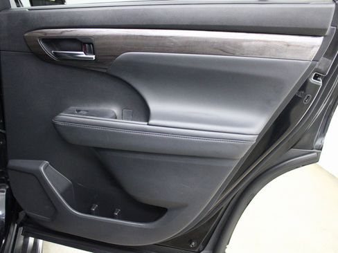 Used 2022 Toyota Highlander Limited image 24