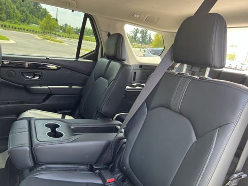 Used 2025 Honda Pilot EX-L image 32