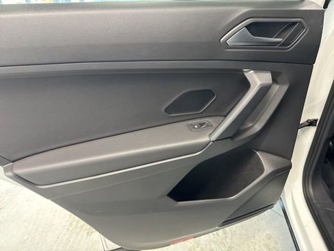 Used 2019 Volkswagen Tiguan SE w/ Panoramic Sunroof Package image 25