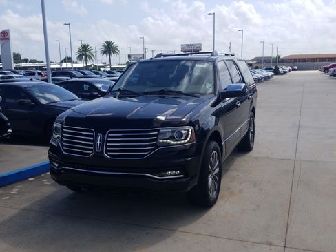 Used 2017 Lincoln Navigator Select RWD image 3