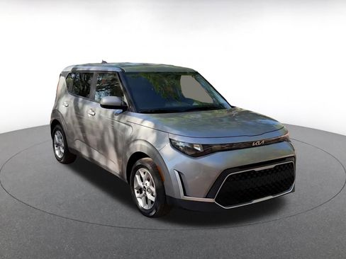 Used 2025 Kia Soul LX w/ LX Technology Package image 3