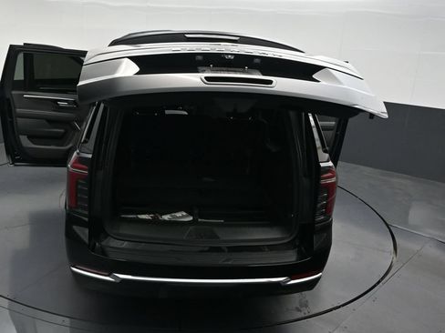 Used 2026 Chevrolet Suburban LS RWD image 37