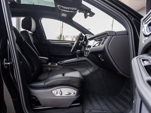 Certified 2026 Porsche Macan AWD/4WD image 44