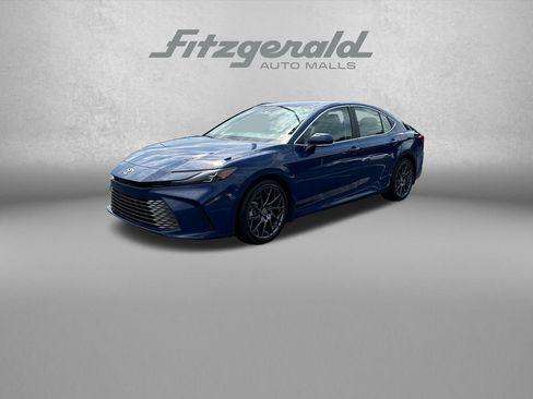 Used 2025 Toyota Camry XLE FWD image 3