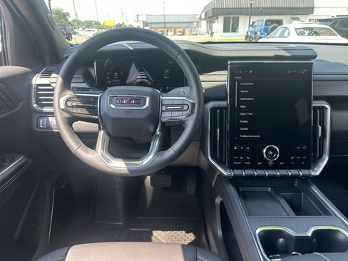 Used 2026 GMC Acadia Elevation w/ Elevation Premium Package FWD image 15