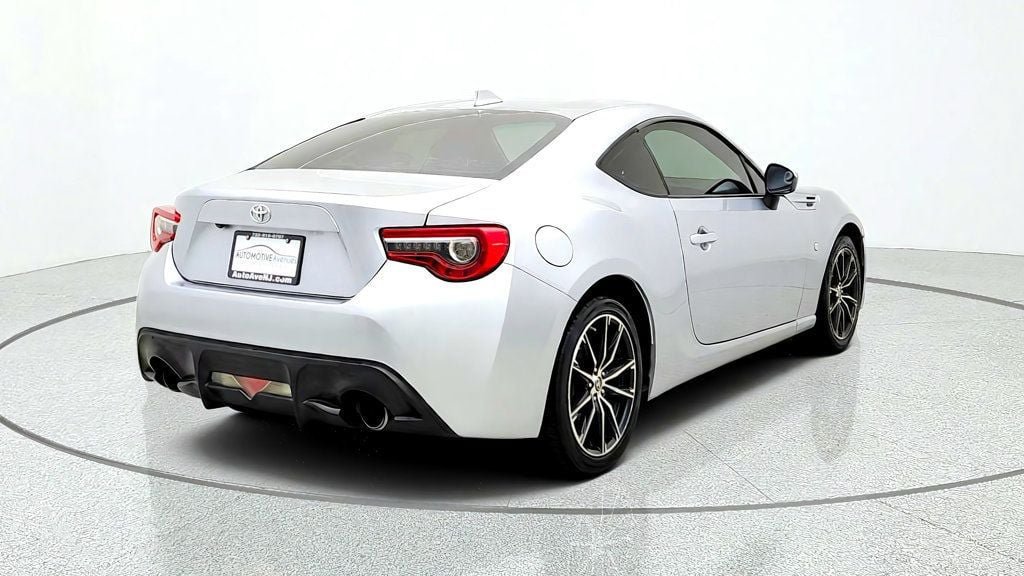 Used 2017 Toyota 86 RWD image 5
